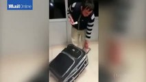 بتونس خروج فتاة من حقيبة سفر في المطار بعد محاولة حبيبها تهريبها