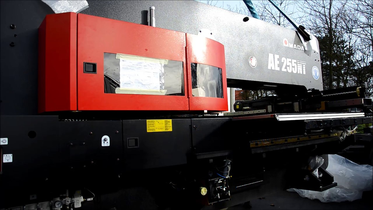 Une poinçonneuse de 16 tonnes installée au Lycée des 2 Caps à Marquise !