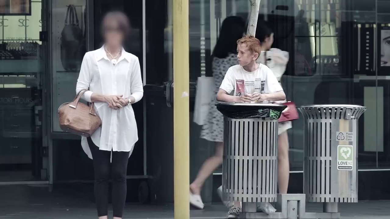 Aideriez-vous un petit garçon qui fouille dans les poubelles ?