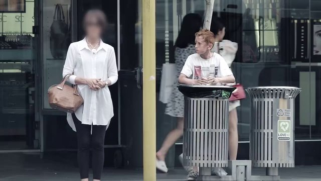 Aideriez-vous un petit garçon qui fouille dans les poubelles ?