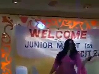 Lahore kay ek private college may teacher dancing for students