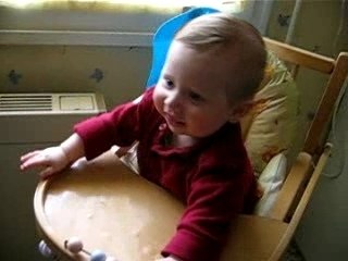 malo dans la chaise haute