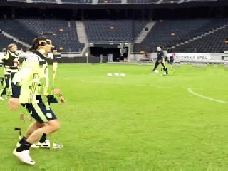 Lob et reprise acrobatique_ Zlatan régale à l'entraînement