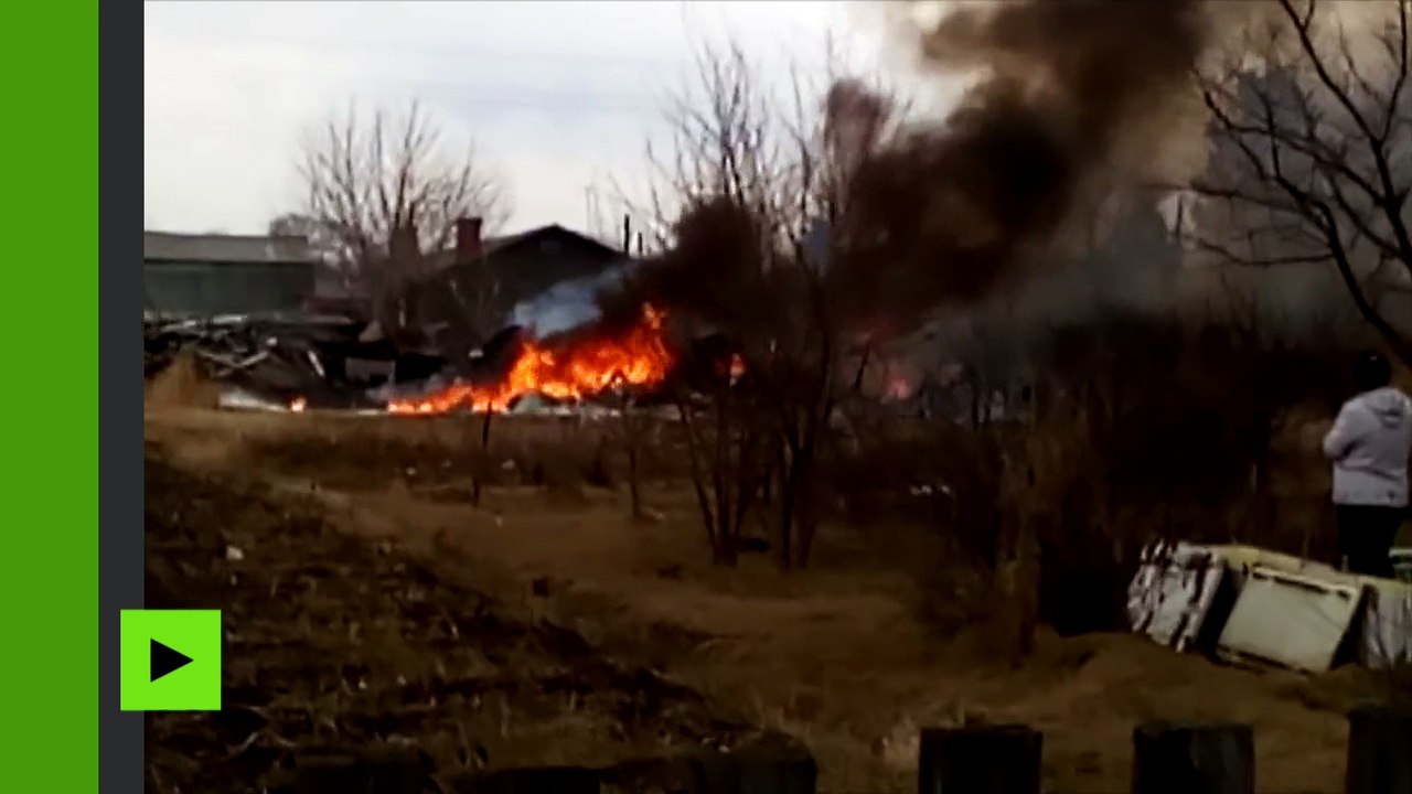Un avion de combat SU-25 en feu après son crash dans l’Extrême-Orient russe