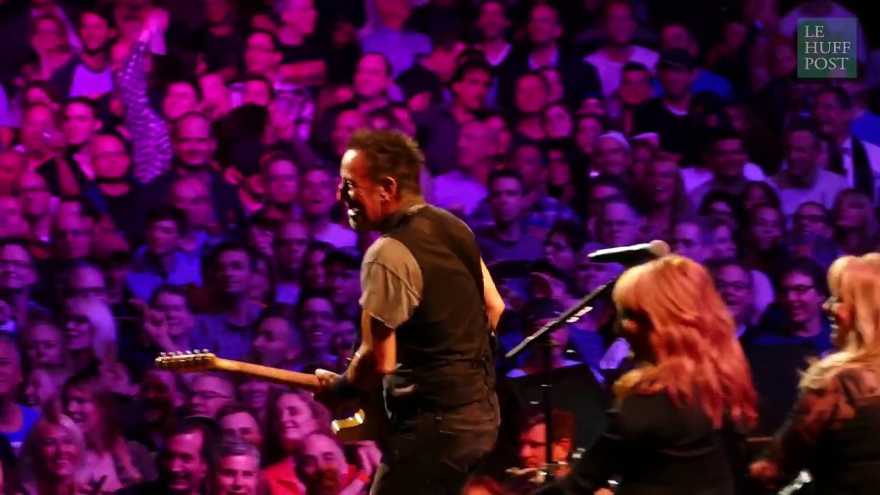 Bruce Springsteen danse avec sa mère de 90 ans lors d'un concert à New-York !