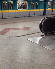 "ماراثون المترو".. شاهد لحظة جرى الركاب نحو السلم الكهربائى