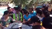 Des touristes chinois font disparaitre un plateau de litchis en 6 secondes