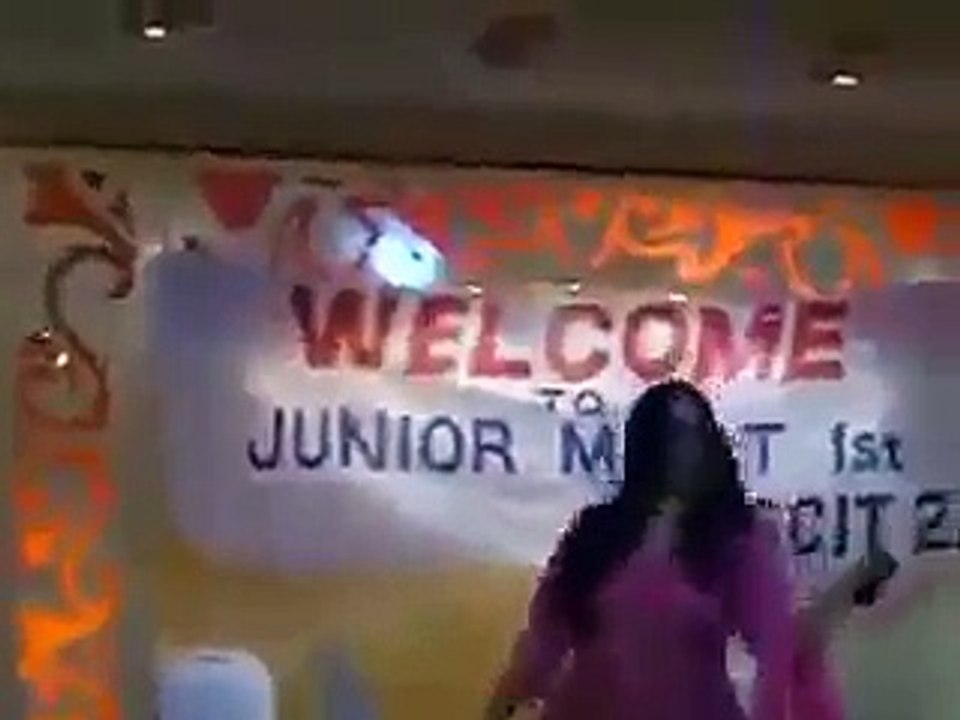 Lahore main teacher ka students k samny nanga dance