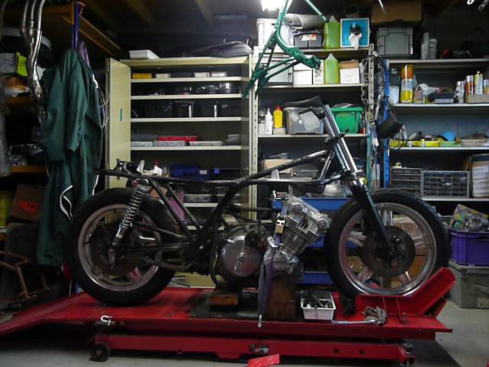 Sortir le moteur d'un Honda Cbx 1000 d'un cadre