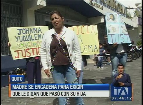 Madre se encadena para exigir que le digan que pasó con su hija