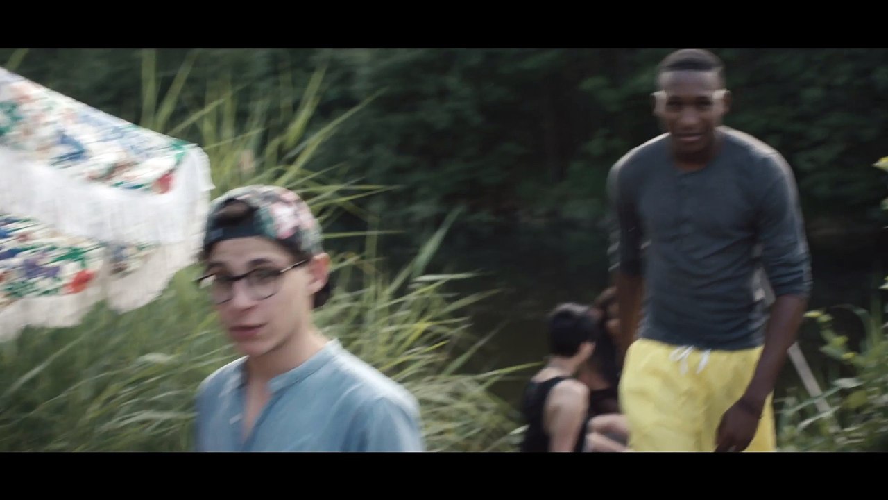 Un video verdaderamente ejemplificador. Nos manifestamos como gays, lesbianas, bisexuales y transexuales porque en algunos sitios del mundo serlo significa morir en el intento.