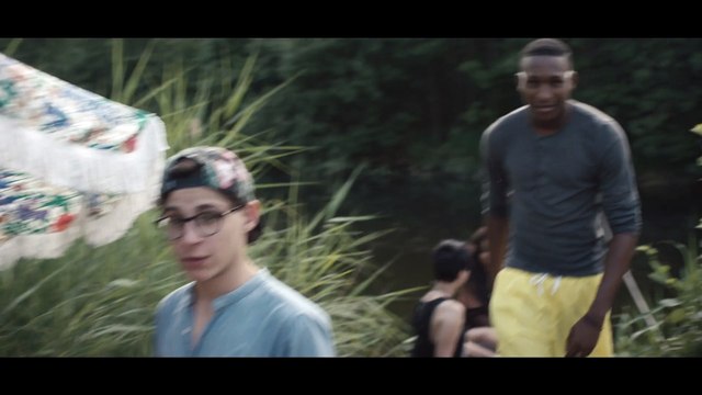 Un video verdaderamente ejemplificador. Nos manifestamos como gays, lesbianas, bisexuales y transexuales porque en algunos sitios del mundo serlo significa morir en el intento.