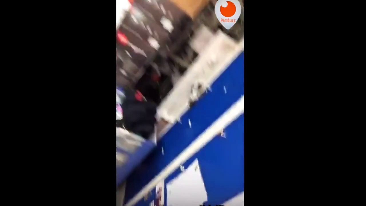 Deux employés SFR cassent le téléphone d'un client