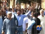 Police baton-charge protesting teachers in Karachi -30 March 2016