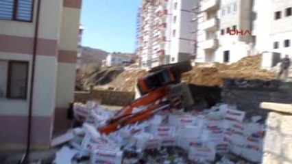 Konya Duvar Çökünce 30 Tonluk İş Makinesi Bahçeye Devrildi