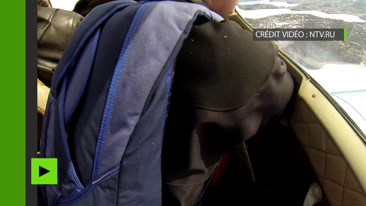 Plongée à haut risque : des parachutistes amerrissent dans un trou sur la glace du lac Baïkal