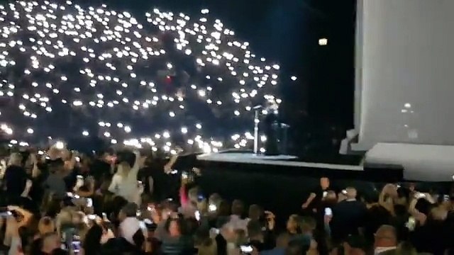 Adele Pays Tribute To Lahore Blast Victims During Concert