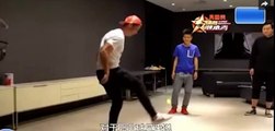 Cristiano Ronaldo fait le show avec une balle de tennis