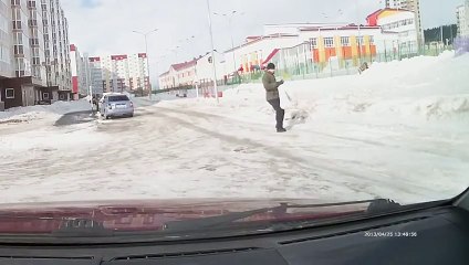 Des passants se mettent à glisser sur du verglas par la force du vent !