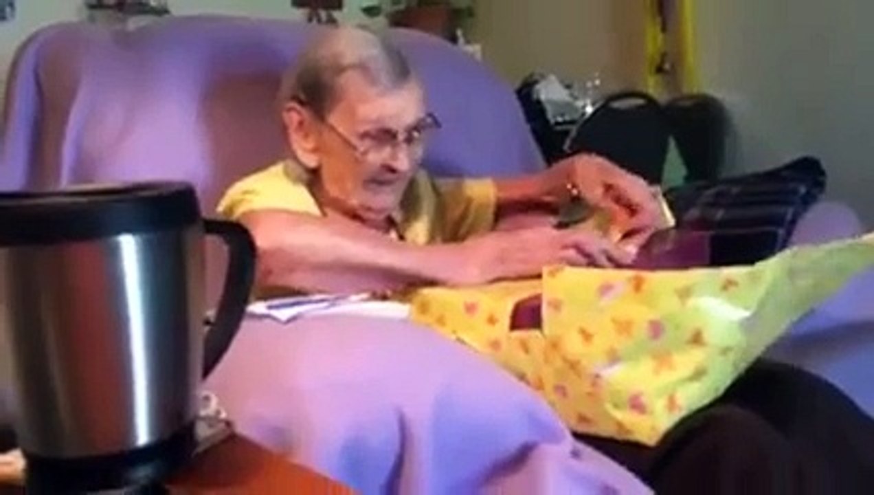 Cette mamie reçoit un cadeau de son médecin et réagit comme une enfant ! Adorable !
