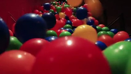 Conoce el primer bar que tiene una enorme piscina de pelotas