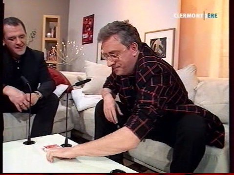 MAGICIEN MARIAGE ANIMATION MAGIE PARIS MAGICIEN CLOSE UP FRANCKY L E TRICHEUR TABLE DE TRICHE POKER