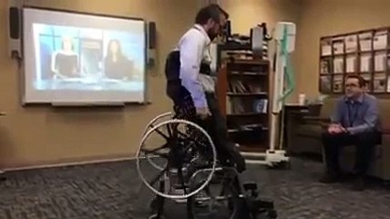 Fauteuil roulant permettant de se tenir debout