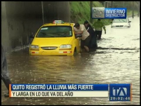 Lluvias inundan calles del norte de Quito