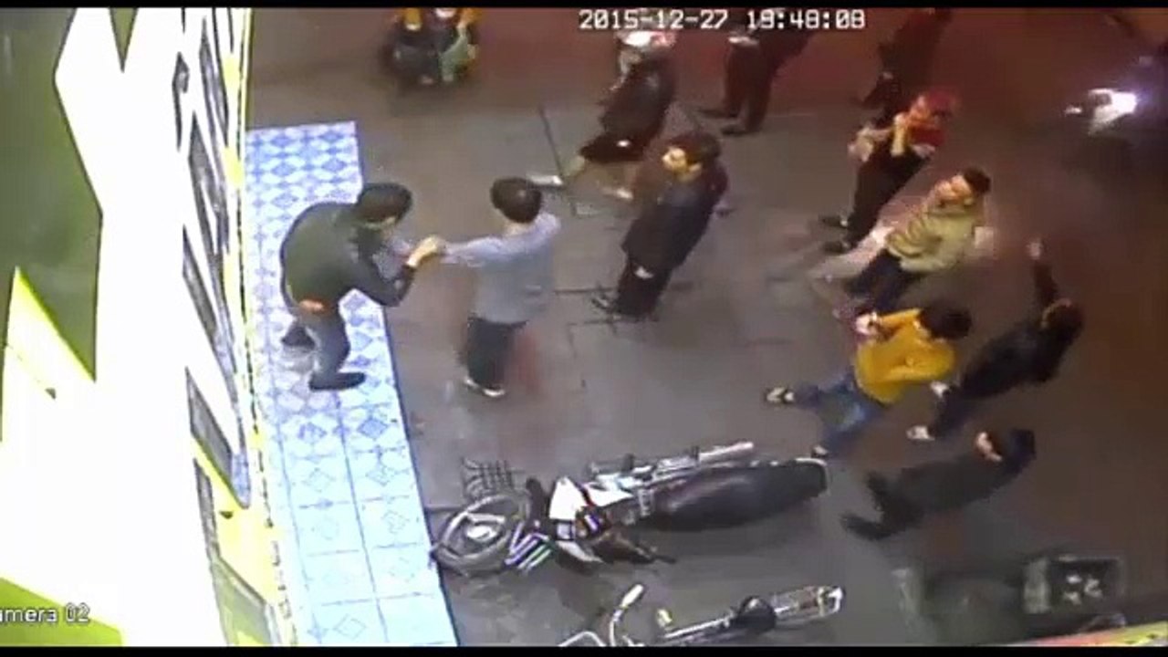 Mẫu thuẫn nhỏ, 7 thanh niên cầm dao hỗn chiến trong quán net