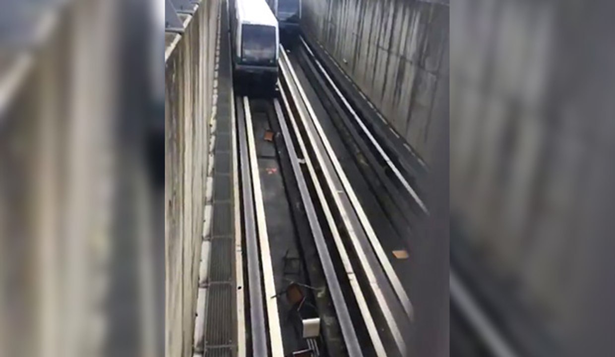 Des jeunes balancent des chaises sur les rails du métro à Rennes