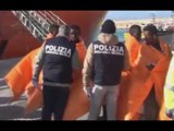 Pozzallo (RG) - 730 migranti sbarcati, fermati 5 presunti scafisti (30.03.16)