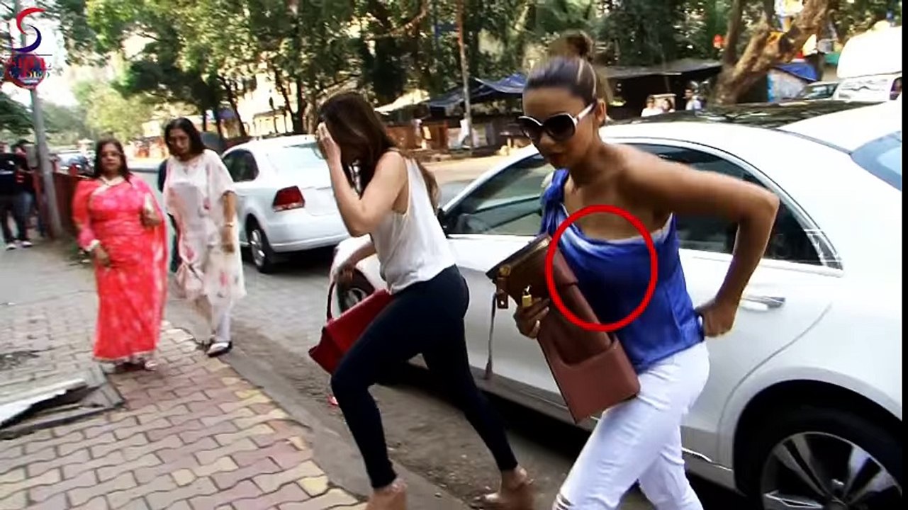 Oooppsss Gauri Khan In Blue Sexposing Dress NIP Visible