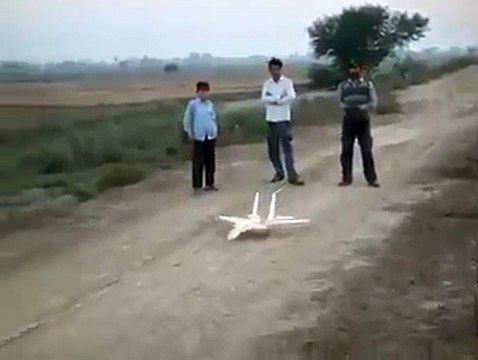 زرا نم ہو تو یہ مٹی بڑی زرخیز ہے ساقی۔۔۔!!!پاکستانی نوجوان نے ایسا بہترین طیارہ بنایا ہے جس کی اڑان دیکھ کر آپ دنگ رہ جائیں گے ۔۔۔ضرور دیکھیں