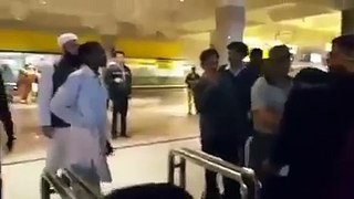 Junaid Jamshed gets beaten up at Islamabad Airport