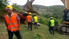 Экскаватор неудачно поднял трактор