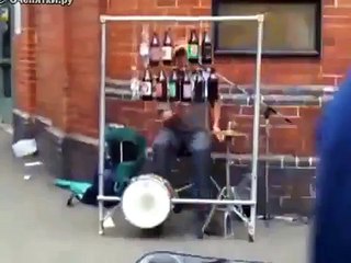 Энергичный уличный музыкант