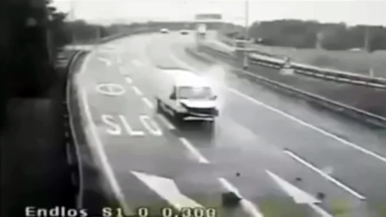 Strange Car Accident You Can Not Believe What Happen