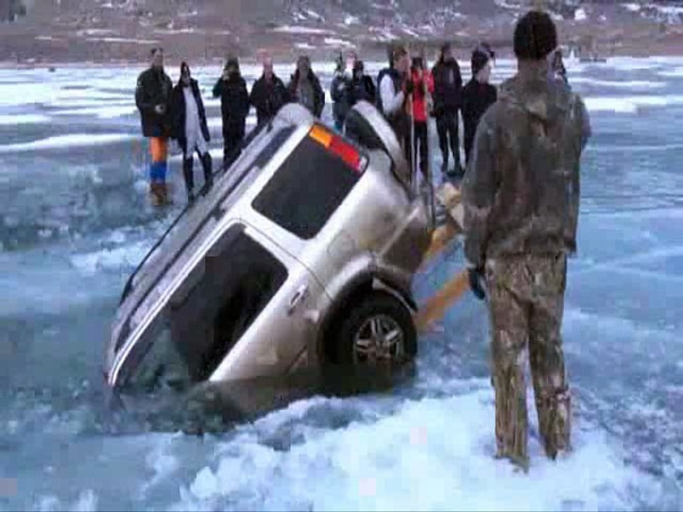 Russie: voilà comment on s'y prend pour sortir une voiture passée à travers un lac gelé