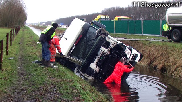Trekker met oplegger in de sloot naast de A28 bij de Wijk 4 maart 2016
