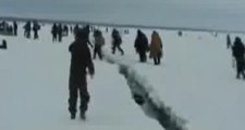 Buz gölünde dehşet! Yüzlerce balıkçı ölümden böyle kaçtı