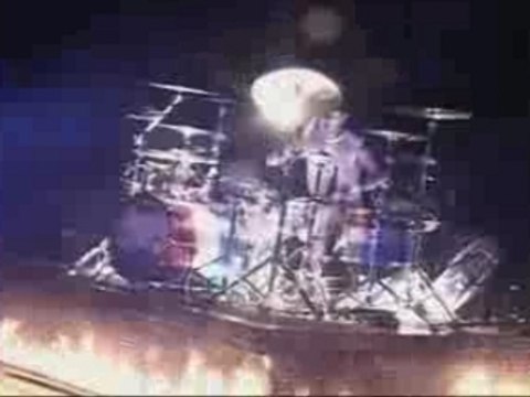 - Blink 182 - Travis Barker Drum Solo (Live MTV2)