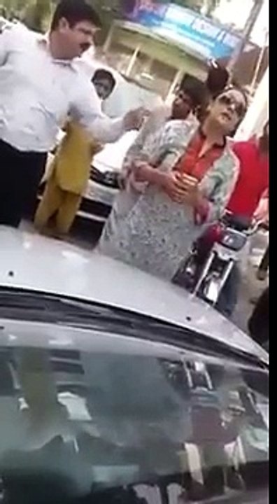 Pakistan Ki Jahil Aurat Car Accident Ayesha Sana Man Women