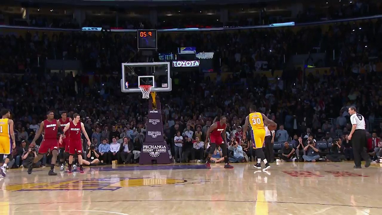 Julius Randle Drains a Spinning Game Winner