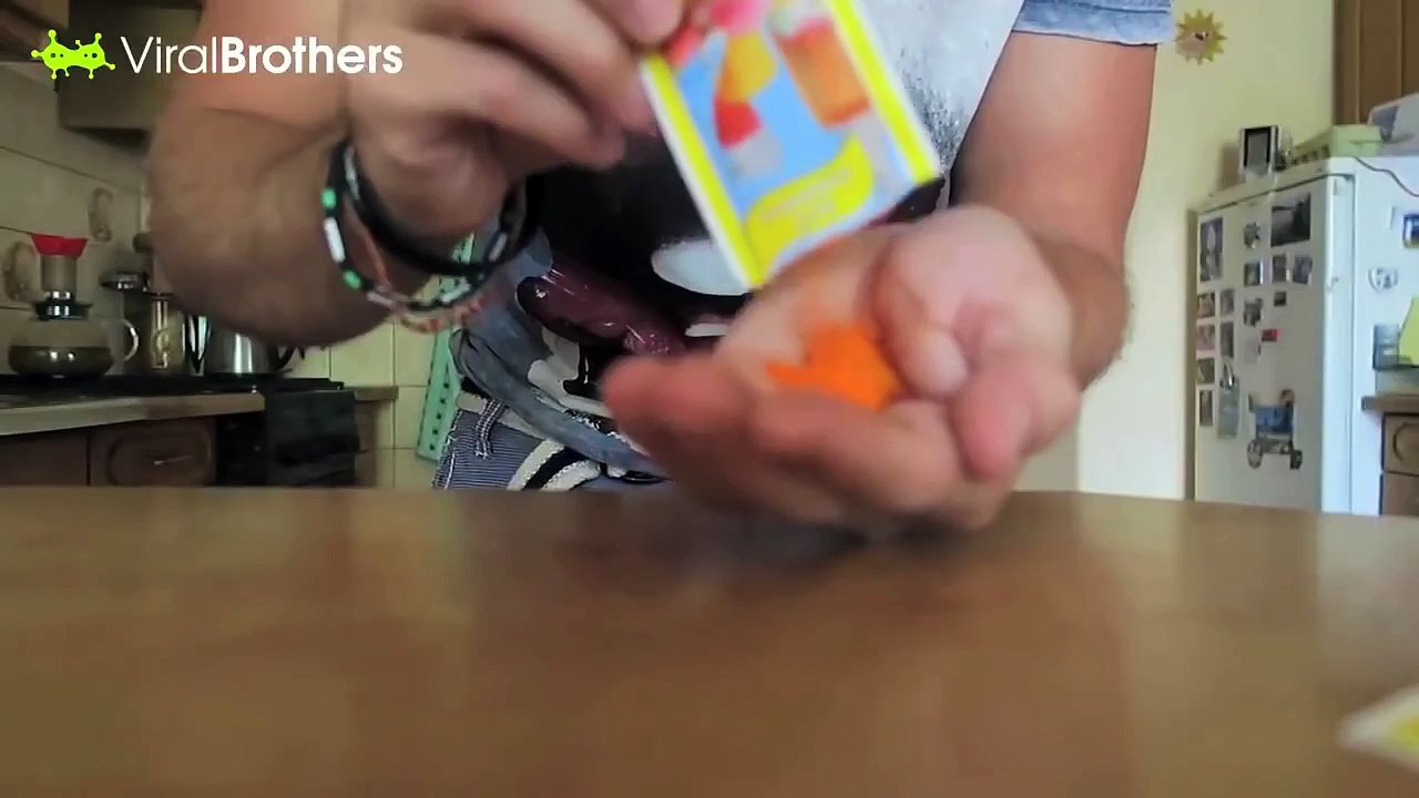 Il veut simplement lâcher un pet dans le bain, mais ce qui se produit le hantera pour toujours!