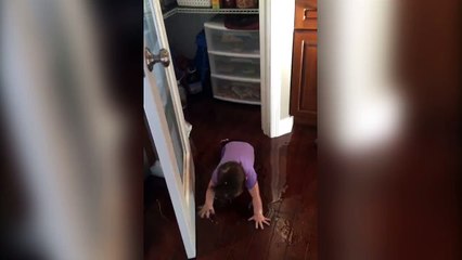 couvert d'huile n'arrive, bébé n'arrive plus à se relever.