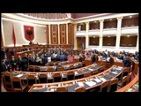 Report TV - Kuvendi/Opozita bllokon foltoren  pasi merr fjalën deputeti Ruçi