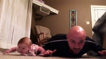 Un bébé et son papa en plein entrainement