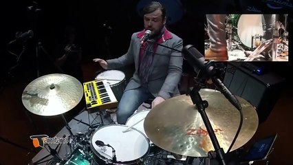 Il chante, joue du piano et de la batterie en même temps