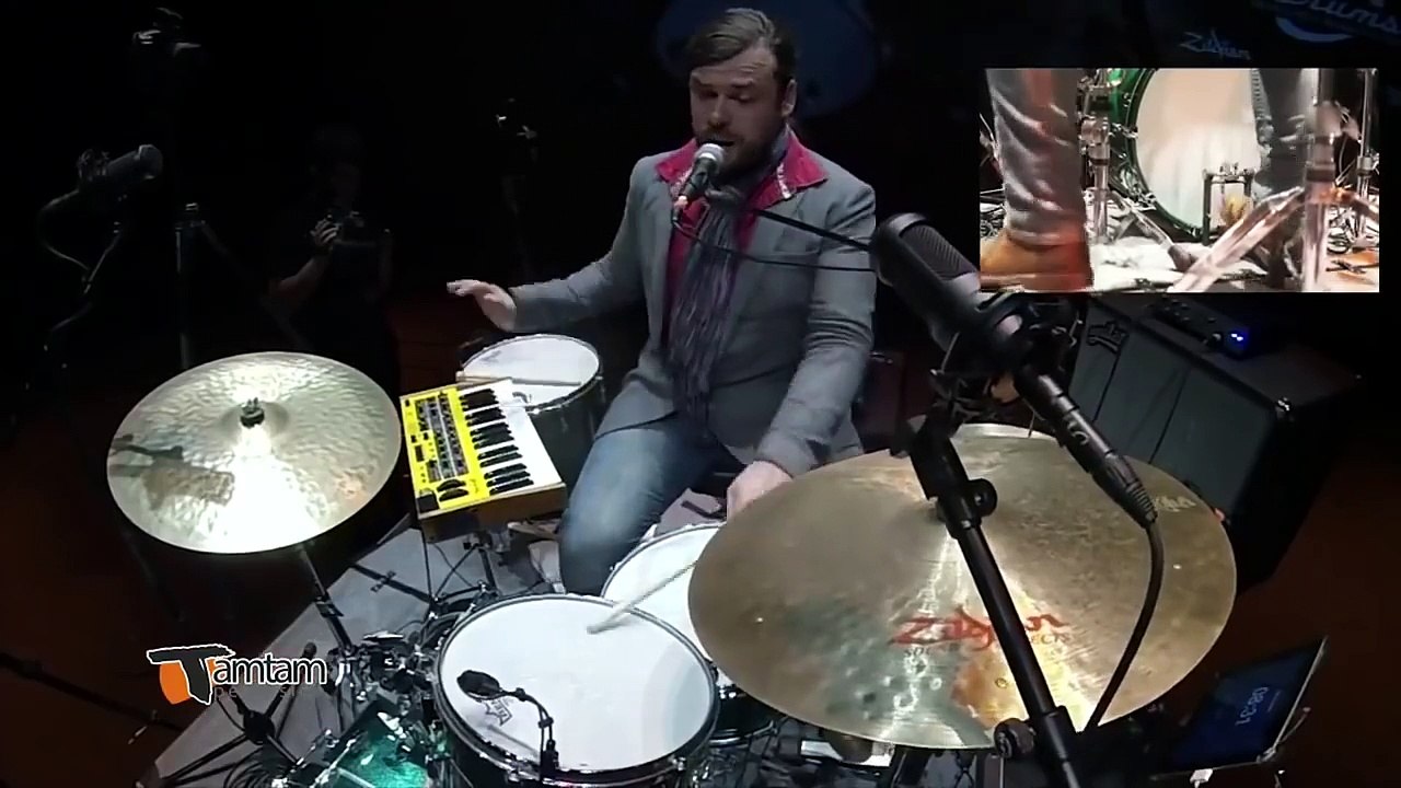 Il chante, joue du piano et de la batterie en même temps