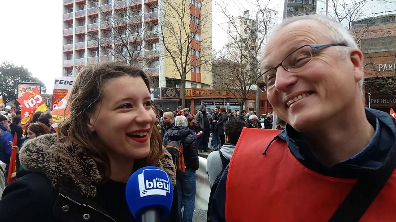 Morgane et Guy, militants communistes, manifestent en famille